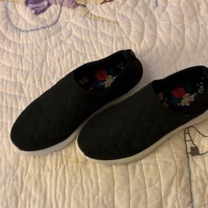 Vera Bradley Black Quilted Slip-On Sneakers size 9
